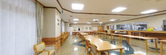 広い食堂スペースの内観