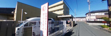 介護施設の入口と外観