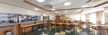 明るく清潔な施設の食堂