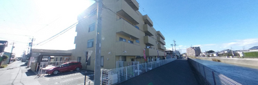 ケアホーム外観と地域の風景