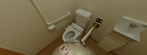 手すり完備のトイレスペース
