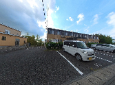 広々とした明るい施設前