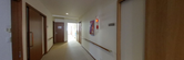 介護施設内の廊下と扉