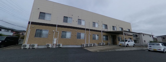 介護施設外観と駐車場の風景