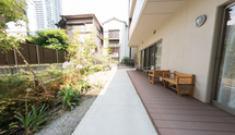 明るい庭園と施設の外観