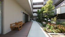 広々とした介護施設の外周部