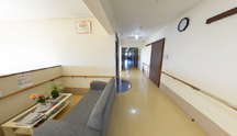 介護施設内部の廊下と憩いの場