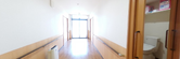介護施設内の廊下と部屋
