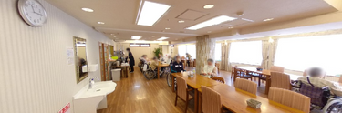 共用エリアで働くスタッフと入居者