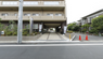 介護施設外観と通りの風景