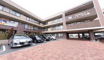 介護施設の外観と駐車場