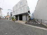 街角に位置する施設の外観