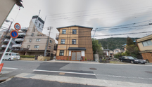 市街地の交差点と周辺建物