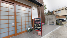介護施設の外観と近隣の景観