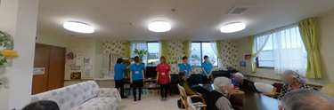 ケア施設内の居住者活動風景