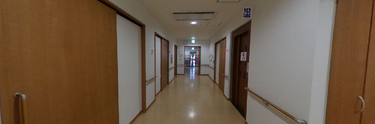 介護施設の手すり付き廊下