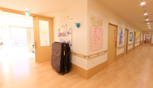 介護施設内の廊下と部屋