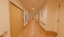 介護施設内部の廊下と部屋の入口