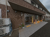 広い駐車場がある建物