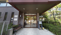 明るい入口の施設