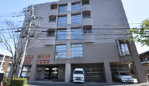 明るい地域の介護施設外観