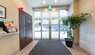 清潔感溢れる介護施設の入口