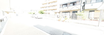 施設の外観と内観の一部