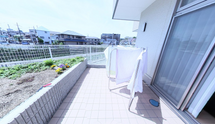 介護施設の外観と住宅街