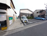 介護施設の外観と周辺地域