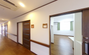 施設の廊下と個室の入口