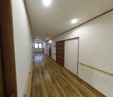 介護施設内部の明るい通り