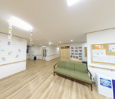 介護施設内の共用リビングエリア