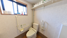 介護施設内の清潔なトイレ空間