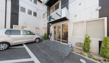 介護施設の外観と駐車場
