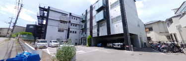 介護施設外観と周囲の景色