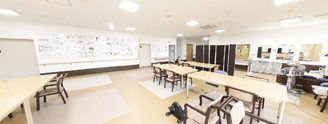 介護施設の明るい共有ラウンジ