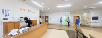 介護施設の応接スペースと受付