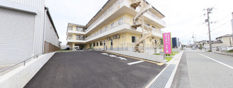 介護施設の外観と通り