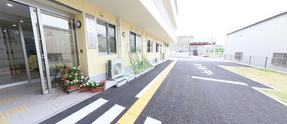 介護施設のエントランスと通路