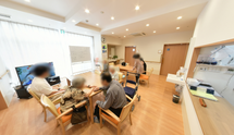 介護施設の居間と廊下の光景