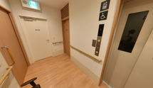 手すり付きの施設内廊下