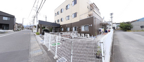 介護施設の外観と通り
