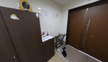 明るい介護施設の受付エリア