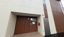 清潔感のある施設入口と駐車場