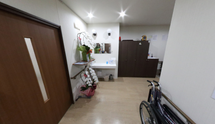 介護施設内の待合室とエレベーター