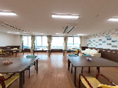 明るい共有食堂の空間  