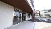 介護施設の外観と入口付近