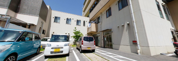 施設の入口とその周辺