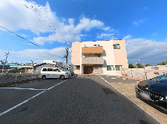 広々とした駐車場のある施設
