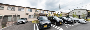 広々とした駐車場のある施設